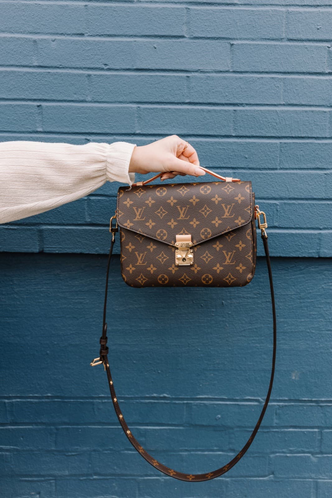 A Louis Vuitton Pochette Métis bag in Monogram canvas